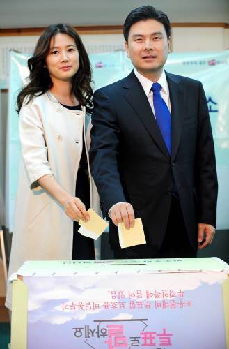 투표하는 심은하 부부. 동아일보 자료사진