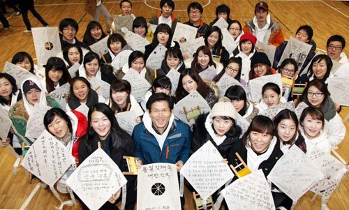 대학생들과 새해 소망을 담은 연을 만든 김문수 지사.