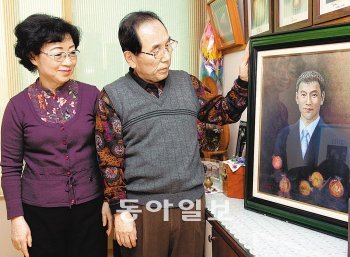 고 이수현 씨(당시 26세)의 부모 이성대, 신윤찬 씨가 부산 해운대구 집에 아들을 추모하기 위해 마련한 방에서 아들의 사진을 바라보고 있다. 부산=최재호 기자 choijh92@donga.com