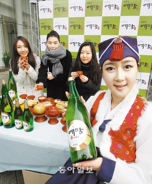 “우리 차례술 맞혀보세요” 국순당은 23일 서울 종로구 세종로 동아미디어 센터 앞에서 ‘우리 차례주 찾기 블라인드 테이스팅’ 행사를 가졌다. 이번 행사에서 참가자들은 눈을 가린 채 국산 차례주와 일본식 청주를 마셨다. 국산 차례주를 맞힌 참가자들은 국순당 ‘예담’ 차례주를 선물로 받았다. 김윤경 인턴기자 런던예술대 사진학과 2학년