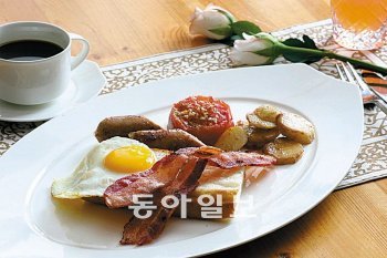 규칙적인 식사를 하려고 아침밥을 꼭 챙겨 먹는다면 지나치게 많은 열량을 섭취하지 않도록 주의해야 한다. 동아일보 자료 사진