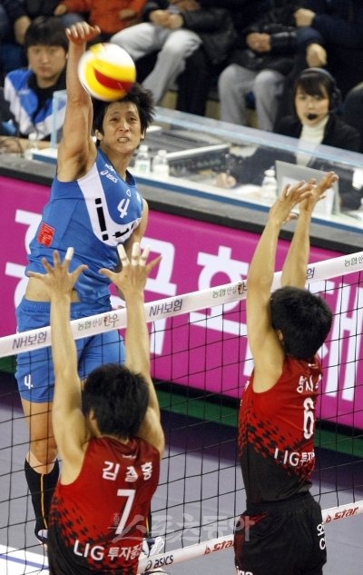 문성민 고공강타!현대캐피탈 문성민(위)이 23일 천안 유관순체육관에서 열린 LIG손해보험과의 프로배구 V리그 3라운드 경기에서 타점 높은 스파이크 공격을 시도하고 있다.