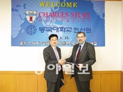 동국대 전산원은 호주 국립대인 찰스 스터트 대학과 양해각서를 체결해 해외유학 프로그램인 ‘1+2 호주 해외학위과정’을 운영한다. 동국대 전산원에서 1학년 과정을 마친 학생은 찰스스터트 대학으로 편입해 2년 뒤 학사학위를 받을 수 있다. 사진제공 동국대 전산원