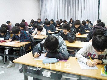 1월 10일부터 9박10일간 진행된 ‘중학생 공부스타 캠프’에 참가한 320명은 매일 18시간씩 자기주도학습법을 훈련했다.