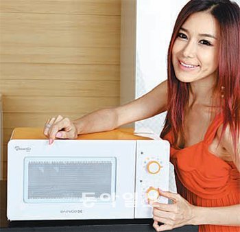 대우일렉트로닉스가 싱글족을 겨냥해 내놓아 좋은 반응을 얻고 있는 업계 최소형 전자레인지(15L). 사진 제공 대우일렉트로닉스