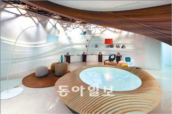1층에 휴식 공간이 설치된 서울 명동 하나은행의 ‘브랜드 플래그십 스토어’. 사진 제공 하나은행