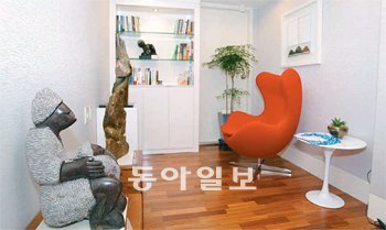 책과 편안한 의자 등을 구비한 한국씨티은행 압구정 중앙지점. 사진 제공 한국씨티은행