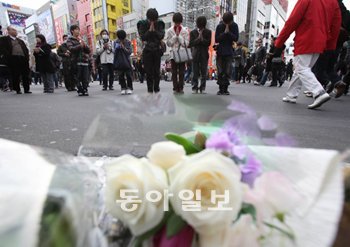 일본 도쿄 아키하바라가 2008년 ‘묻지 마 살인’의 악몽에서 벗어나 23일 ‘휴일 보행자 천
국’으로 부활했다. 당시 사건 현장을 찾아 헌화하고 묵념하는 시민들. 사진 제공 아사히신문