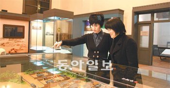 대구근대역사관 1층 상설전시실에서는 옛 대구읍성이 사라지기 전 대구지역 모습과 일제 강점기를 거치고 서구 문물을 받아들이면서 서서히 변화하는 대구를 볼 수 있다. 장영훈 기자 jang@donga.com