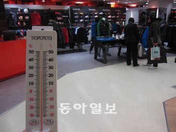 24일 오후 서울 금천구 한 쇼핑몰의 실내 기온이 26도를 가리키고 있다. 이날 동아일보 취재진이 찾은 백화점과 대형마트, 주요 대기업 본사 등 10여 곳의 건물 중 3곳만 실내 기온이 20도 이하였다. 신민기 기자 minki@donga.com