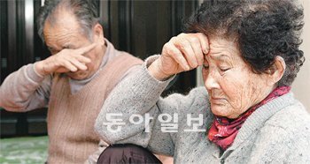 “무사히 돌아오길…” 24일 경남 밀양시 무안면 마흘리 자택에서 만난 석해균 삼호주얼리호 선장의 아버지 석록식 씨(83·왼쪽)와 어머니 손양자 씨(79)가 본보 인터뷰 중 총상을 입은 아들을 걱정하며 눈물을 훔치고 있다. 밀양=최재호 기자 choijh92@donga.com