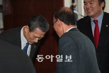 국회간담회 참석… 인사하는 金국방 삼호주얼리호 인질 구출작전을 보고하기 위해 24일 국회 국방위원회 간담회에 참석한 김관진 국방부 장관(왼쪽)이 자유선진당 이진삼 의원에게 인사하고 있다. 이 의원은 육군참모총장을 지낸 4성 장군 출신이다. 변영욱 기자 cut@donga.com