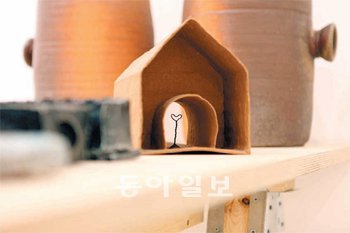 이헌정 씨의 ‘건축의 모형’전은 미술가의 시각에서 건축적 요소를 짚어보는 다양한
작품을 선보인다. 사진 제공 일우스페이스