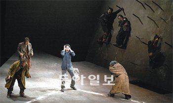 고대 그리스 비극의 영웅
을 동양적으로 풀어낸 재
단법인 국립극단의 창단
공연 ‘오이디푸스’. 코러
스 중 한 명으로 출연한 무
대미술가 이영란 씨(오른
쪽)가 오이디푸스(가운데
이상직 씨)가 생부를 살해
했던 세 갈래 길을 ‘사람
인(人)’자로 형상화하고
있다. 사진 제공 국립극단