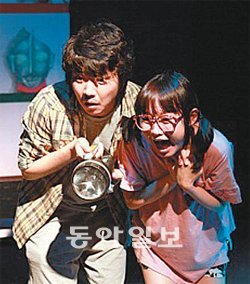 귀신을 의뢰인으로 하는 흥신소라는 기발한
발상에 서민들의 애환을 녹아낸 연극 ‘수상
한 흥신소’. 사진 제공 극단 익스트림플레이