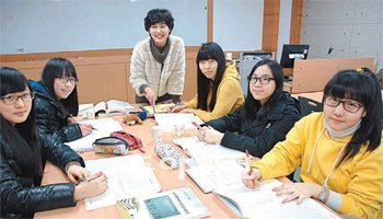 22일 대구 신명고에서 시작한 ‘토요논술학교’에서 경북고 이금희 교사가 학생들과 논
술수업을 하고 있다. 이권효 기자 boriam@donga.com