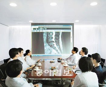수술을 앞둔 환자에 대한 확진을 위해 신경외과 정형외과 재활의학과 등 다양한 진료 분야 전문가 토의한다. 바른세상병원은 이러한 협진시스템이 큰 장점. 사진 제공 바른세상병원
