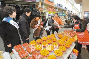 관문시장서 장 보는 남구 공무원들 대구 남구 공무원들이 설을 앞두고 관문시장에서 장을 보고 있다. 경기침체로 어려운 전통시장을 돕기 위해 마련된 이번 행사는 이달 말까지 진행될 예정이다. 사진 제공 대구 남구, 대한적십자사 대구지사
