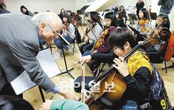 미국 엘 시스테마 처칠 총감독이 꿈나무오케스트라 어린이의 악기를 조율하고 있다. 그는 즐겁게 음악을 만드는 과정과 화합을 강조했다. 원대연 기자 yeon72@donga.com