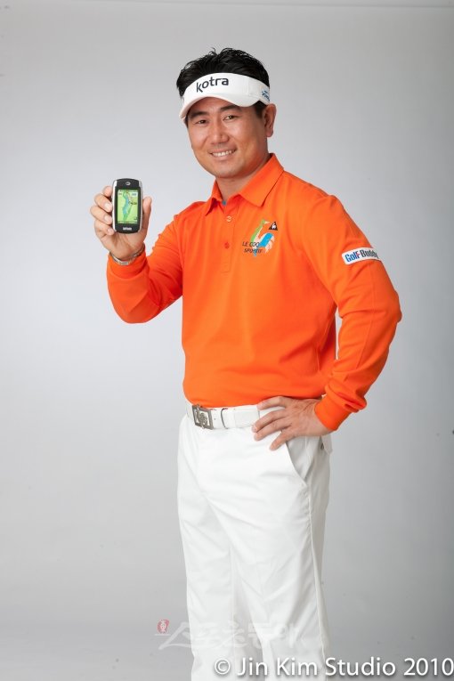 한국 남자골프의 간판 양용은이 국산 골프용 GPS 거리측정기 골프버디의 홍보대사가 됐다. 양용은은 27일(한국시간) 열리는 파머스 인슈어런스 오픈부터 왼쪽 팔에 골프버디 로고를 달고 뛴다.