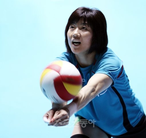 2002년 은퇴 이후 9년 만에 선수로 복귀한 GS칼텍스 플레잉코치 장윤희가 25일 장충체육관에서 열린 인삼공사와의 경기에 앞서 가볍게 몸을 풀고 있다.