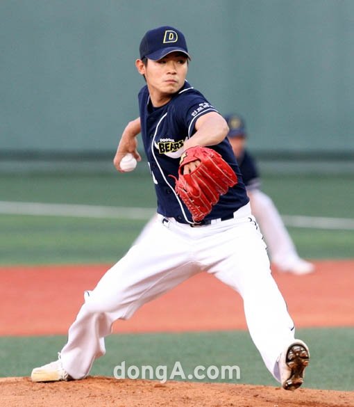 고 박완서 같은 대문호도 나이 마흔에 여성동아를 통해 등단했다. 9년차라고 하지만, 그의 나이는 이제 스물일곱. 스포츠에서도 대기만성은 있는 법이다. 두산 노경은은 또 하나의 ‘인동초’ 스토리를 꿈꾼다. 스포츠동아DB.