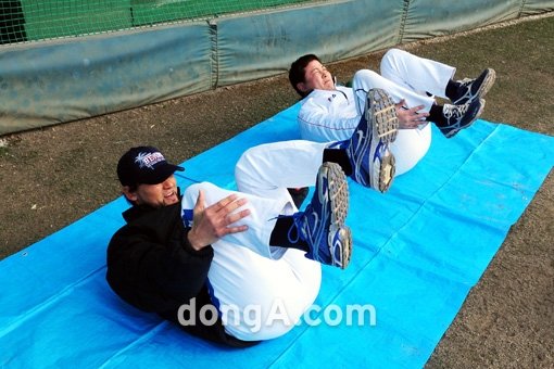 두산 캠프에 합류한 박찬호(왼쪽)가 메이저리거의 비기를 두산 투수들에게 전수하고 있다.