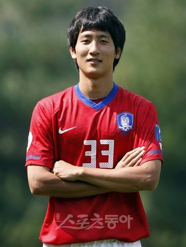 나 확실히 뜬거야?축구대표팀의 지동원은 이번 아시안 컵에서 좋은 활약을 펼치며 자신의 가치를 높이고 있다. 독일 분데스리가의 명문 클럽 영입리스트에 이름을 올렸다. 스포츠동아DB