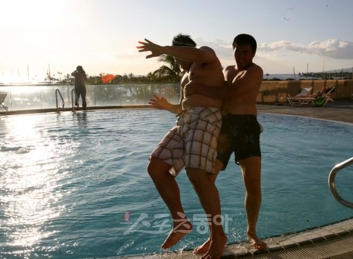 “전훈은 즐거워” 한화 류현진은 팀내 최고 스타지만 붙임성 좋고 넉넉한 성격으로 분위기 메이커 역할을 톡톡히 해내고 있다. 하와이 전지훈련 휴식시간 류현진이 안승민과 수영장에서 장난을 치고 있다(위). 이동현과도 포즈를 취하며 활짝 웃었다.