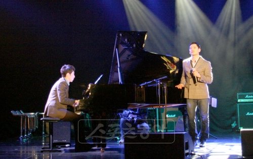 서로 다른 개성으로 음악 프로그램 ‘수요예술무대’를 진행하는 피아니스트 이루마(왼쪽)와 가수 바비킴.