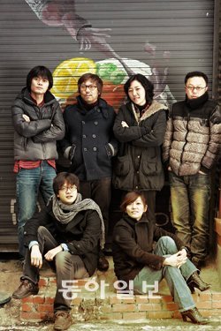 혜화동1번지 5기 동인. 뒷줄 맨왼쪽부터 시계방향으로 이양구, 윤한솔, 김수희, 최철, 김내,김제민. 사진 제공 혜화동1번지 5기 동인