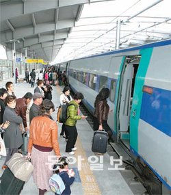 고속철도(KTX) 울산역이 개통된 지 약 3개
월 만에 청사와 주차장이 확장해야 할 정
도로 좁아 이용객 불편이 가중되고 있다.
사진 제공 울산시