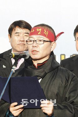 강주열 본부장이 26일 오후 영남권 신공항 밀양 유치 범시도민 결사추진위원회 발대식에서 대정부 결의문을 읽고 있다. 장영훈 기자 jang@donga.com