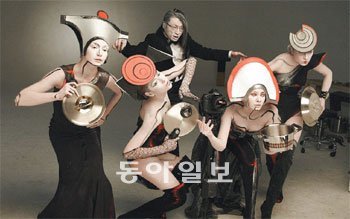 휘슬러가 주방기구에 판타지를 입히고 클래식과 오페라의 이미지를 차용해 만든 새 광고 촬영 현장. 19일 진행된 이 광고 촬영은 사진작가 강영호 씨(가운데 지휘하는 사람)가 기획부터 제작을 모두 맡았다. 강 작가는 스스로 모델이 되기도 했다. 사진 제공 각 업체