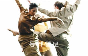 제일모직 여성복 브랜드 ‘구호(KUHO)’의 업그레이드 프로젝트 홍보 동영상 화면. 마치 독일 현대무용가 피나 바우슈의 무용 한 장면을 보는 듯하다. 사진 제공 각 업체