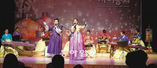 서울 성북구 성북2동 ‘삼청각’에서는 한식과 함께 국악 공연을 즐길 수 있다. 사진은 삼청각이 10대 청소년을 겨냥해 만든 점심 프로그램 ‘자미동화’의 공연 모습. 사진 제공 세종문화회관