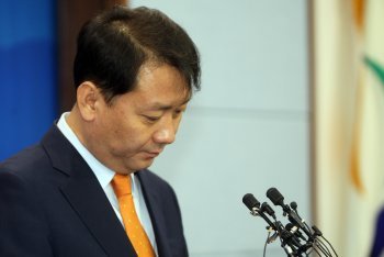 생각에 잠긴 이광재 강원지사  27일 대법원 선고와 동시에 강원지사직을 잃은 이광재 지사가 강원 춘천시 도청 브리핑실을 찾아 소감을 밝히다 잠시 생각에 잠겨있다. (춘천=연합뉴스)