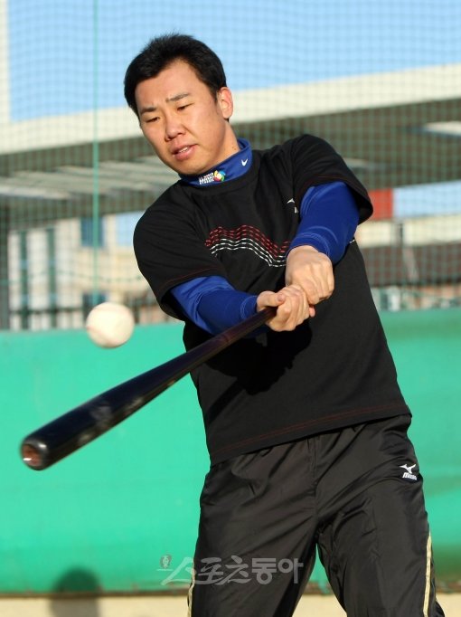 이범호가 한국 프로야구로 복귀했다. 그런데 귀착지는 원 소속팀 한화가 아니라 KIA다. 이범호의 영입으로 KIA는 3루수비와 공격 옵션을 동시 보강해 우승 전력에 한 걸음 더 다가섰다. 스포츠동아DB.