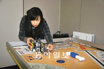 29일 경기 고양시 일산 킨텍스에서 열리는 ‘퍼스트레고리그 (FLL)’ 로봇대회 한국 예선을 이틀 앞두고 기자가 직접 레고로봇을 시험운행해 보고 있다.