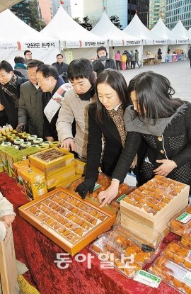 직거래 장터 ‘북적’ 27일 서울광장에서 열린 구제역 피해지역 특산품 직거래 장터에 시민들의 발걸음이 이어졌다. 문화체육관광부가 구제역으로 피해를 입은 지역을 돕기 위해 주최한 이번 행사는 28일까지 열린다. 이훈구 기자 ufo@donga.com