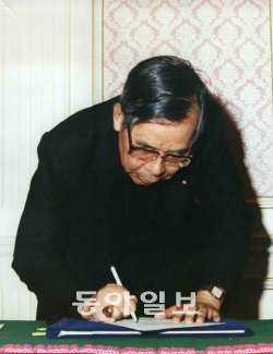 1990년 안구기증 동의서에 서명하고 있는 김수환 추기경.동아일보 자료 사진
