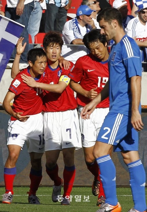 축구대표팀 이영표(왼쪽)와 박지성은 29일(한국시간) 열리는 아시안 컵 3∼4전에서 태극마크 고별전을 치를 것으로 보인다. 2010 남아공월드컵 그리스와의 경기에서 골을 넣은 뒤 기뻐하고 있는 이영표와 박지성. 스포츠동아DB.