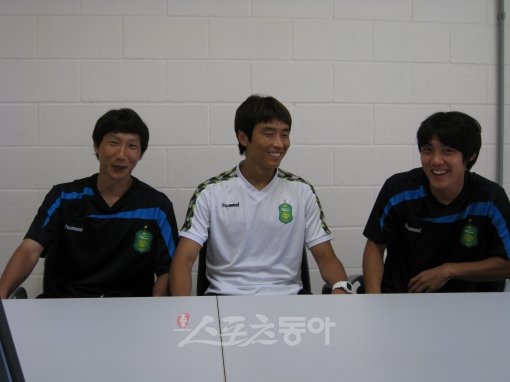 “내가 신참땐 말이야…”  전북 현대의 김상식, 이동국, 최철순(왼쪽부터)이 27일(한국시간) 전훈지  상파울루 숙소에서 함께 이야기를 나누고 있다.