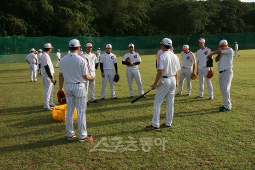 로이스터 감독 시절과 달리 롯데의 사이판 훈련은 강도가 달라졌다. 과연 롯데는 로이스터 야구의 약점으로 지적됐던 슬로 스타트와 기본기 부재를 극복할 수 있을까.
