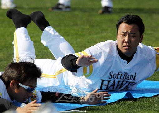 이범호는 소프트뱅크와 2년 계약이 돼 있었지만 1년 만에 한국으로 올 수 있었다. 소프트뱅크가 조건 없이 풀어주고, KIA가 비슷한 수준으로 계약해줬기 때문이다. 게다가 FA 신분을 적용받았기에 원 소속팀 한화가 아닌 KIA로 갈 수 있었다. 스포츠동아DB.