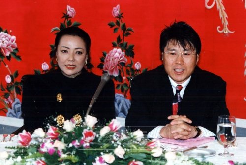 당대 최고 스타였던 조용필(오른쪽)이 1994년 오늘, 동갑내기 재미교포 안진현씨와의 결혼을 발표했다. 스포츠동아DB