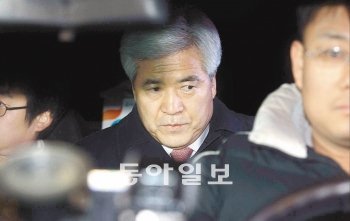 강희락 전 경찰청장이 27일 밤 서울 광진구 자양동 서울동부지방검찰청 청사를 나와 차를 타고 굳은 표정으로 성동구치소로 향하고 있다. 변영욱 기자 cut@donga.com