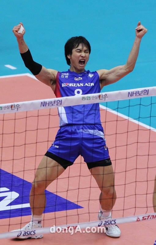 대한항공 김학민이 27일 열린 상무신협과의 V리그 3라운드 경기에서 공격포인트를 올린 뒤 환호하고 있다.