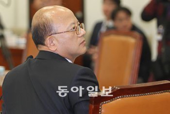 박한철 헌법재판소 재판관 후보자가 27일 국회 법제사법위원회 회의실에서 열린 인사 청문회에서 민주당 이춘석 의원의 요구로 벽에 걸린 액자에 적힌 글을 읽기 위해 뒤를 돌아보고 있다. 액자에는 “삼가고 또 삼가는 것이 형을 다스리는 근본이다”로 끝을 맺는 다산 정약용의 ‘흠흠신서’ 서문이 적혀 있다. 박영대 기자 sannae@donga.com