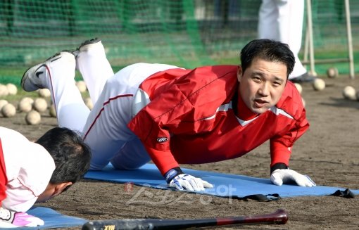 훈련하느라 밥 먹을 시간조차 없다. 박진만은 SK의 혹독한 훈련을 경험한 뒤 “현대 초창기 이후 이런 적은 15∼16년 만에 처음”이라면서도 ‘국민 유격수’로 부활하겠다는 의지를 불태우고 있다.